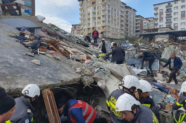 Imagini din timpul misiunii de recuperare de sub dărâmături a unei familii din Turcia, de către salvatorii români
