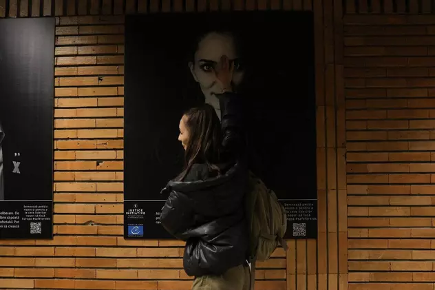 „Aici sunt eu”. Imagini tulburătoare la metrou cu expoziția de portrete ale supraviețuitorilor abuzurilor din orfelinate
