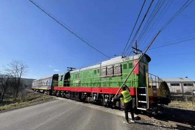 Intervenție cu prăjina: Ucrainenii au redeschis după 16 ani o cale ferată cu România, însă la noi trenul s-a blocat în cablurile de electricitate