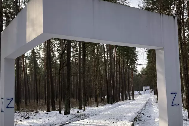 Persoane necunoscute au vandalizat Memorialul Holocaustului de la Riga. 35.000 de oameni au murit în pădurea Bikernieki
