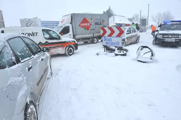 Efectele viscolului în țară: Zeci de drumuri închise, oameni blocați în zăpadă și localități fără electricitate