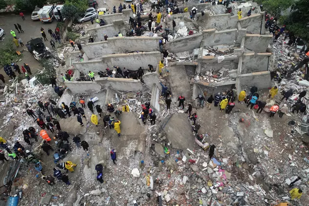 ADANA, TURCIA - 06 FEBRUARIE: O vedere aeriană arată o operațiune de căutare și salvare efectuată la dărâmăturile unei clădiri din districtul Cukurova din Adana, după un cutremur cu magnitudinea de 7,4 grade a lovit provinciile din sudul Turciei, în Adana, Turkia, pe 6 februarie 2023. Eren Bozkurt / Agenția Anadolu/ABACAPRESS.COM