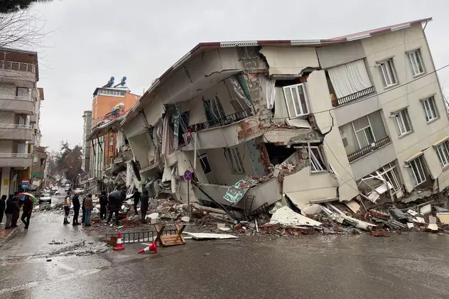 Peste 600 de persoane sunt anchetate în Turcia pentru prăbușirea clădirilor la cutremur. Un primar, printre cei arestați