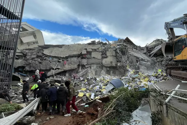 Operațiunile de căutare și salvare continuă în spitalul din Hatay prăbușit, după ce un cutremur cu magnitudinea de 7,8 a lovit districtul Iskenderun din Hatay, Turcia, pe 6 februarie 2023. | Foto: Sezgin Pancar / Agentia Anadolu/ABACAPRESS.COM