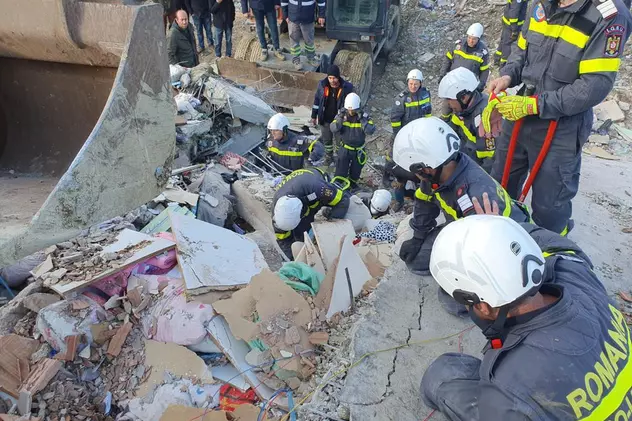Pompierii români caută victime sub dărâmăturile de la cutremurul din Turcia. Foto: IGSU