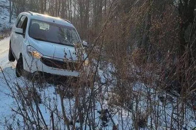 Un șofer care risca să cadă cu mașina într-o prăpastie a fost salvat de pompierii din Hunedoara
