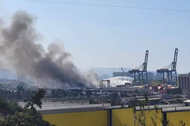 CORESPONDENȚĂ DIN TURCIA. Imaginile unei țări copleșite. Pompierii sting încă incendiul izbucnit acum 4 zile în portul Iskenderun