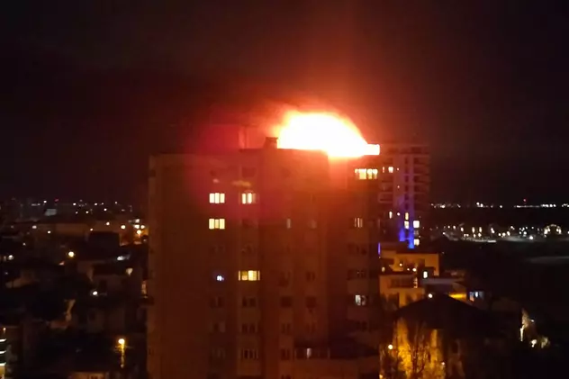 Incendiu puternic la mansarda unui bloc din Constanța. 40 de persoane au fost evacuate de pompieri