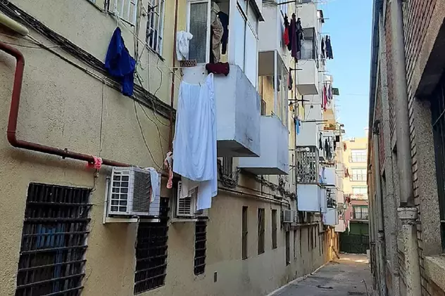 Un bărbat a sărit de la balcon ca să scape de soția lui, femeia s-a aruncat după el și a căzut în cap, într-un cartier din Madrid