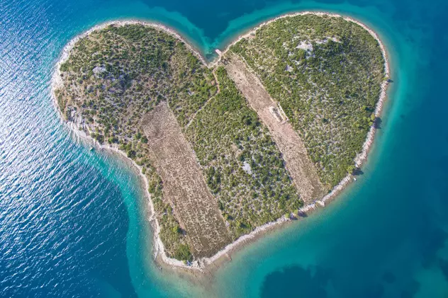 O parte dintr-o insulă în formă de inimă din Croația este scoasă la vânzare. Cât costă să locuiești pe „Insula Iubirii”