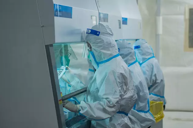 Pandemia de COVID a fost cel mai probabil provocată de o scurgere dintr-un laborator din China - raport al SUA
