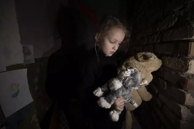 Rusia a reținut și relocat forțat cel puțin 6.000 de copii ucraineni, în scopul „reeducării” acestora, arată un raport american