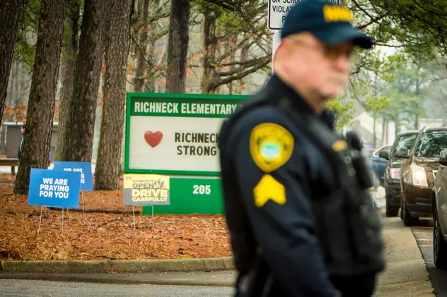 Băiatul de 6 ani din SUA care și-a împușcat învățătoarea a mai încercat să sufoce și un alt cadru didactic