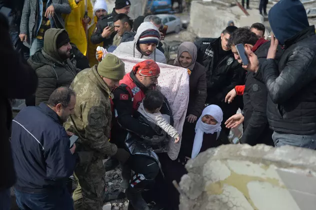 Cursă contra cronometru pentru salvarea oamenilor de sub dărâmături în Turcia și Siria. Șansele de supraviețuire scad și din cauza frigului