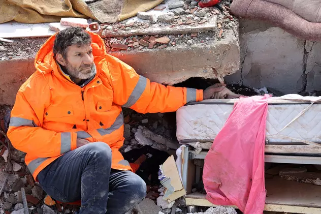 „Fă-i o poză copilului meu”. Povestea uneia dintre cele mai tulburătoare imagini din Turcia, spusă de fotograful care a surprins-o