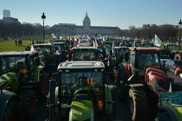 Parisul, blocat de sute de tractoare. Agricultorii protestează față de interzicerea pesticidelor