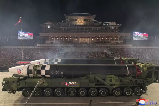 Paradă militară nocturnă la Phenian. Coreea de Nord a prezentat o posibilă nouă rachetă intercontinentală cu combustibil solid