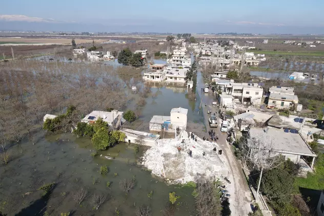 Un sat întreg a fost inundat în provincia siriană Idlib, după ce cutremurul a provocat prăbușirea unui baraj. „Situaţia noastră este dramatică”