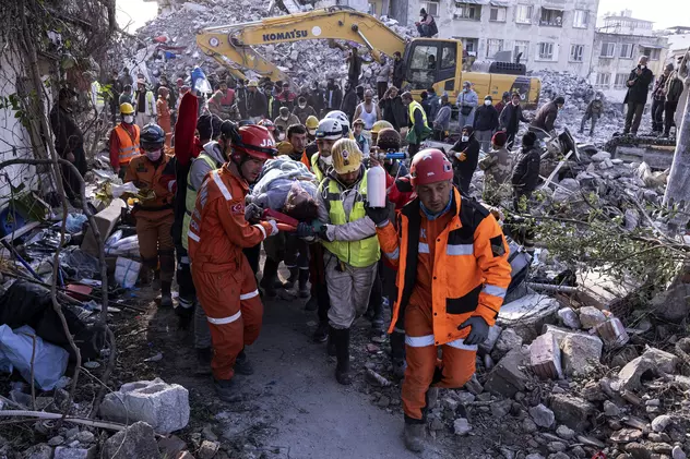 O femeie și un bărbat, soț și soție, salvați la 296 de ore de la cutremurul din Turcia. Cei trei copii ai lor au murit