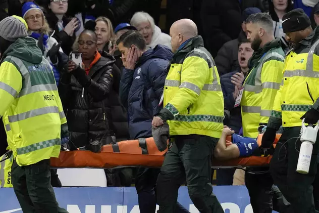 Fundașul spaniol Azpilicueta, scos de pe teren cu masca de oxigen pe față, după ce a fost accidentat în meciul lui Chelsea cu Southampton