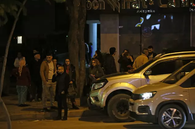 Imagini cu oamenii care au ieșit din case după noile cutremure puternice care au lovit luni regiunea Hatay. VIDEO