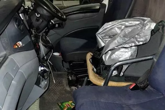 Un român prins în Viena cu un scaun de terasă între locul șoferului și al pasagerului a rămas fără duba cu care venea în țară, de la Manchester