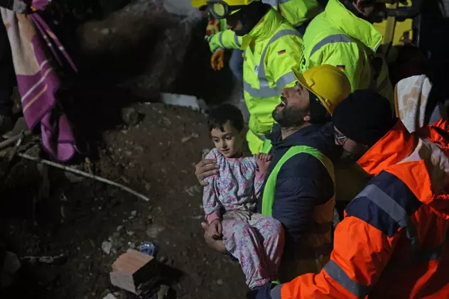 Intervenții în întuneric, prin ger. Copii scoși de sub dărâmături în a treia noapte de intervenție de la cutremurul din Turcia. Imagini emoționante