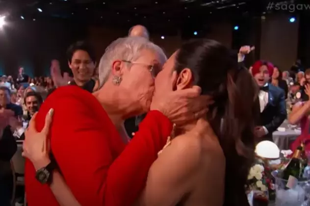 Actrițele Jamie Lee Curtis și Michelle Yeoh s-au sărutat