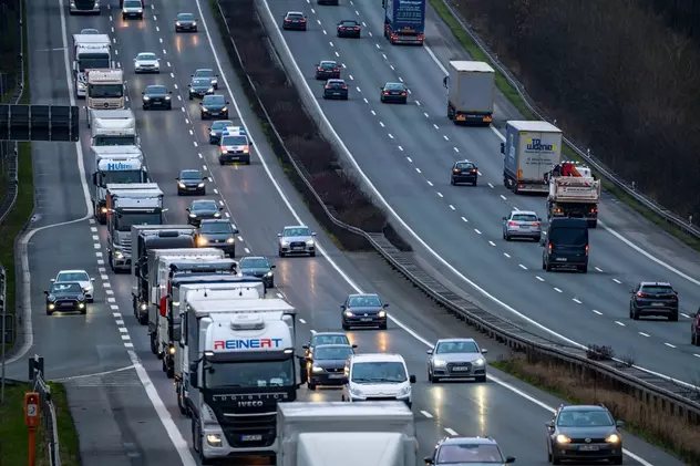 Un șofer român de TIR care mergea la 15 metri în urma camionului din față, oprit și amendat, pe o autostradă din Germania