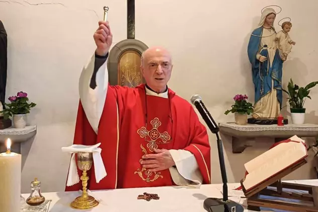 Un preot din Italia sfințește telefoanele și tabletele enoriașilor săi: „Așa îi protejez de știri false”