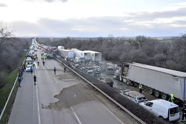 Imagini de la locul accidentului din Ungaria, unde 19 mașini și un camion au luat foc după impact. VIDEO