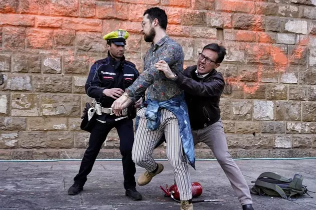 „Ce faci, barbarule?”. Imagini cu primarul din Florența sărind asupra unui activist care aruncase cu vopsea pe fațada Palazzo Vecchio