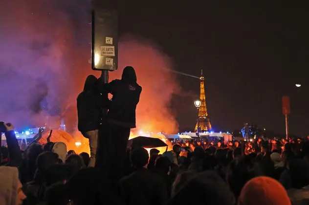 Protest în fața Parlamentului francez împotriva legii privind reforma pensiilor, Paris, 17 martie 2023. Foto: EPA
