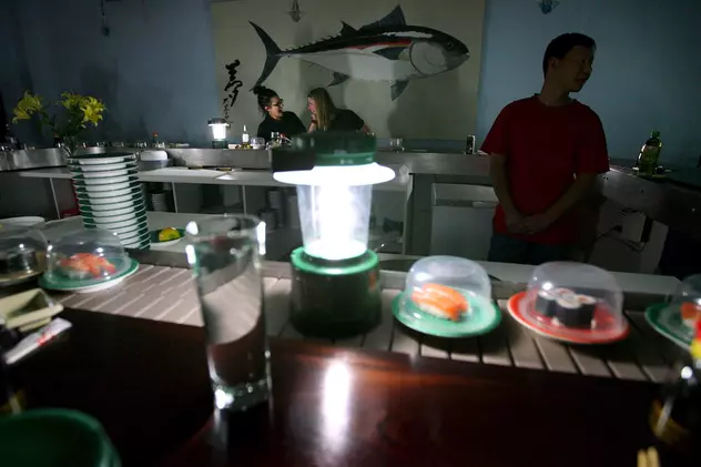Industria sushi-ului servit pe bandă rulantă, în pericol din cauza clienților „teroriști” din restaurante