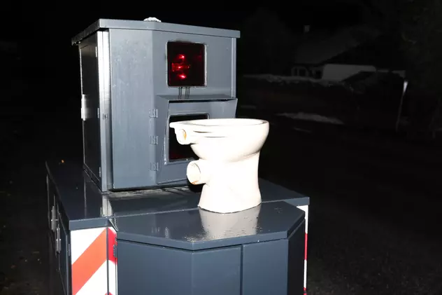 A blocat radarul cu un WC, în Germania! Poliția cere sprijin pentru a-l prinde pe vinovat