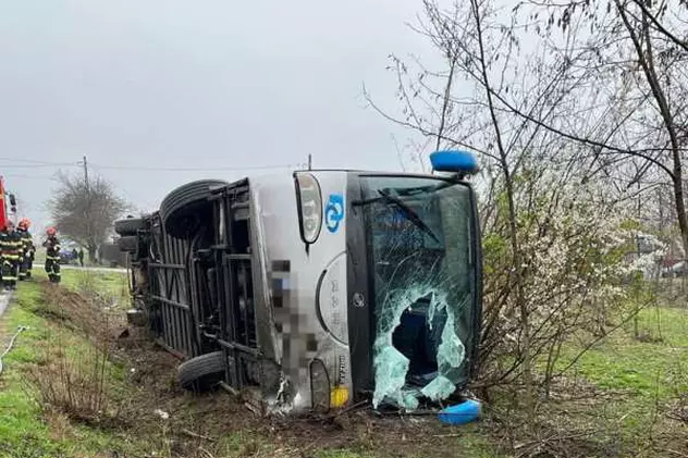 Autocar răsturnat la Rași, județul Ialomița. 11 persoane au suferit atacuri de panică, patru au fost transportate la spital