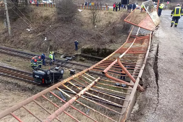 Un șofer a sărit cu mașina de pe un pod și a căzut pe linia de tren, la Predeal. FOTO