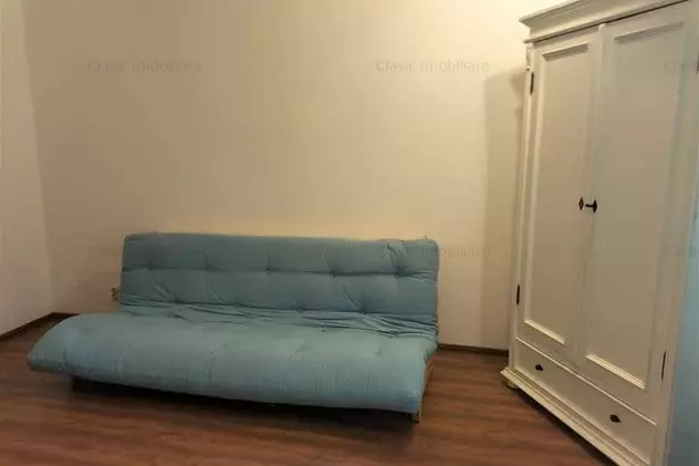 FOTO. Cum arată „apartamentul tip studio”, de 16 mp, scos la vânzare cu 50.000 de euro. „E o baie cu spațiu de dormit și fierbător”