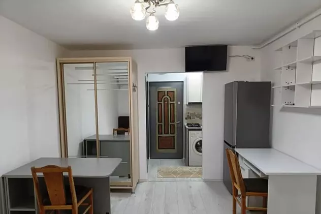 FOTO. Cum arată garsoniera cu bucătărie în hol pentru care se cer 300 de euro: „Numai în Cluj găsești genul ăsta de garsoniere”