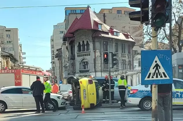 Un taxi s-a răsturnat pe șinele de tramvai în centrul Bucureștiului. Traficul a fost blocat în zonă