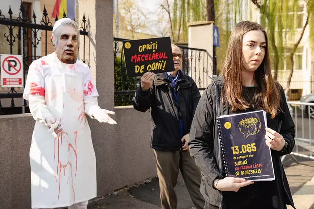 „Opriți măcelarul de copii!”. Protest în fața Colegiului Medicilor pentru a-i interzice medicului Burnei dreptul de a profesa