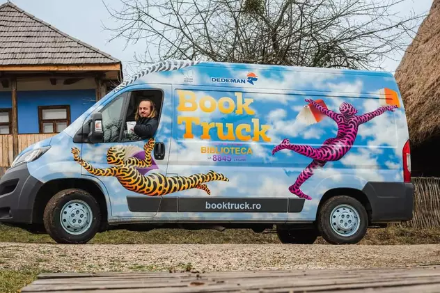 Duce cărți cu furgoneta în satele care nu mai au bibliotecă. „Mergem o dată pe lună, dar sunt copii care ne spun că au terminat cartea în câteva zile”