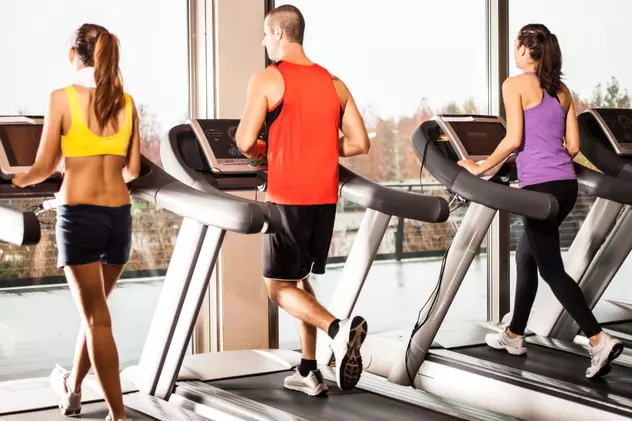 Exerciții fizice: 4 greșeli pe care le faci la sală
