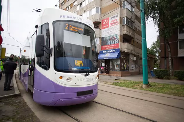 Un bărbat a fost accidentat mortal, după ce a încercat să se prindă din mers de un tramvai, în Timișoara