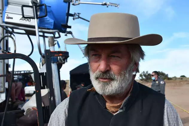 Alec Baldwin a fost dat în judecată de trei membri ai echipei „Rust”. Ce acuzații i se aduc actorului