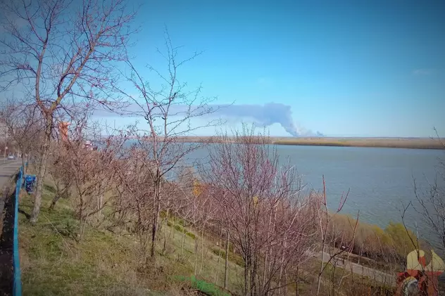 Fumul gros de la un incendiu din sudul Ucrainei, vizibil de la Galați