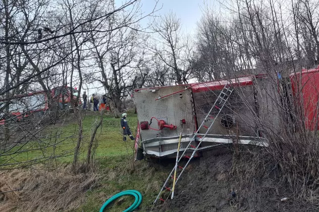 O mașină de pompieri s-a răsturnat în drum spre un incendiu, în Bistrița-Năsăud. 3 pompieri au fost răniți