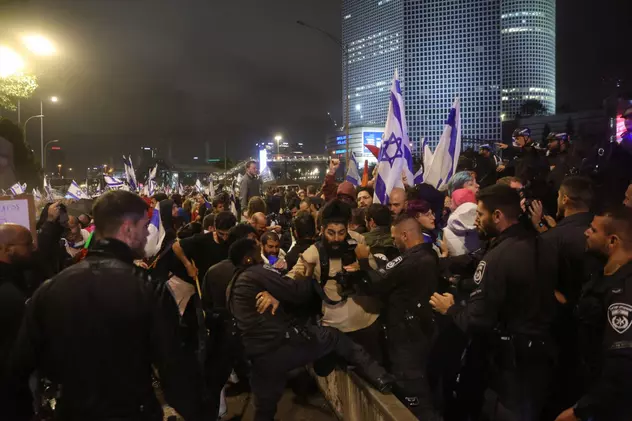 Netanyahu a amânat reforma justiției, dar nu a renunțat la ea. Sub presiunea aliaților extremiști și a străzii, premierul are puține soluții