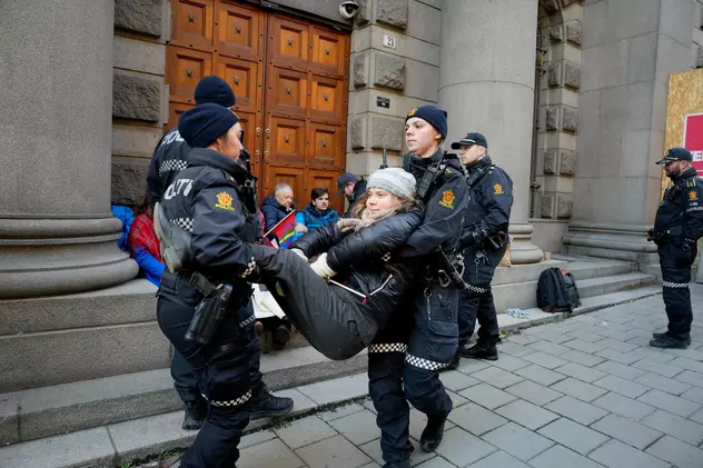 Greta Thunberg, reținută de polițiști în timpul unei demonstraţii la Oslo. VIDEO