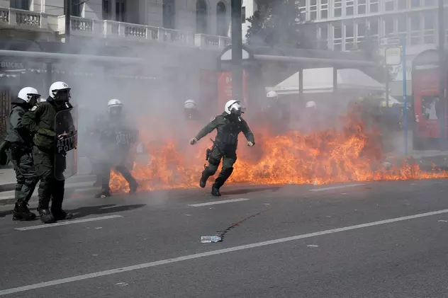 Noi proteste violente la Atena, după catastrofa feroviară. Premierul grec, scuze către popor: „Nu ar trebui să ne ascundem în spatele erorilor umane”
